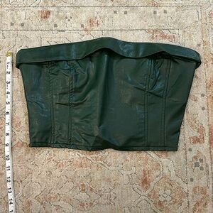 Le Lis collection: green leather top